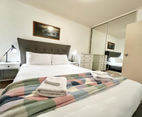 Big Apartment Free Wifi Gated Parking Aircon, Adelaide